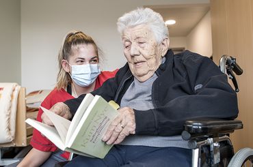 Bild mit älterer Frau und Pflegefachfrau zum Thema Coronavirus